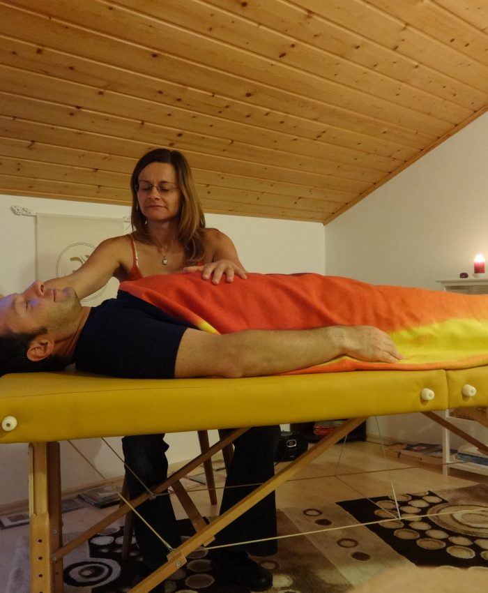 Susanne Stadler während einer Reiki-Behandlung